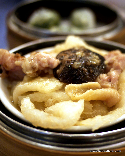 steamed pork rind w/ chicken & mushrooms